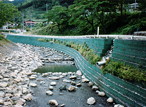 ステップウォール(階段状緑化補強土壁工法)